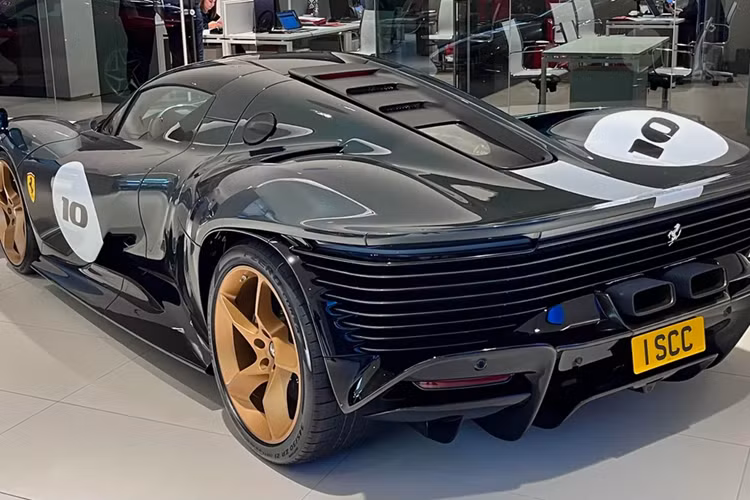 Nội công của xe Daytona SP3 sẽ được truyền tới hệ dẫn động cầu sau và hộp số ly hợp kép 8 cấp F1 với sự hỗ trợ của bộ vi sai chống trượt, nhờ đó, siêu phẩm hypercar mới nhất của nhà Ferrari tăng tốc từ vị trí xuất phát 100 km/h chỉ trong thời gian 2,85 giây