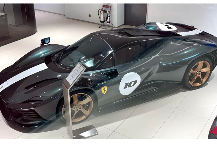 Cụ thể, nằm ở chính giữa 2 ghế ngồi của siêu xe Ferrari Daytona SP3 đặc biệt trong bài viết này, là tấm huy hiệu giới thiệu nó đã được Tailor Made, bộ phận cá nhân hóa của hãng xe Ferrari thực hiện, và là sản phẩm độc nhất vô nhị trên toàn thế giới (1of1).