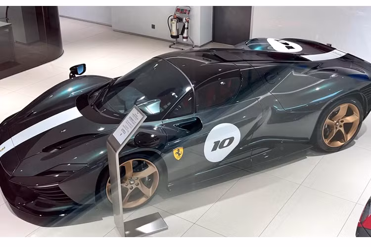 Cụ thể, nằm ở chính giữa 2 ghế ngồi của siêu xe Ferrari Daytona SP3 đặc biệt trong bài viết này, là tấm huy hiệu giới thiệu nó đã được Tailor Made, bộ phận cá nhân hóa của hãng xe Ferrari thực hiện, và là sản phẩm độc nhất vô nhị trên toàn thế giới (1of1).