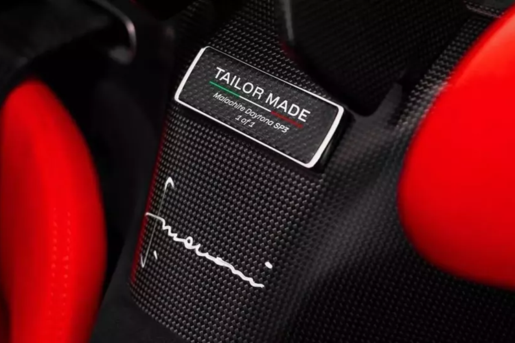 Chính điều vậy, khi Ferrari Daytona SP3 ra mắt với giá bán 2,3 triệu đô la, 599 chiếc xe đều đã có chủ, với 400 khách là chủ sở hữu dòng xe Ferrari Monza SP được đặc quyền mua trước, nếu bạn cho rằng số lượng như vậy là nhiều, chiếc xe Ferrari Daytona SP3 trong bài viết này sẽ cho thấy, sự độc quyền của nó.