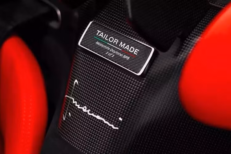 Chính điều vậy, khi Ferrari Daytona SP3 ra mắt với giá bán 2,3 triệu đô la, 599 chiếc xe đều đã có chủ, với 400 khách là chủ sở hữu dòng xe Ferrari Monza SP được đặc quyền mua trước, nếu bạn cho rằng số lượng như vậy là nhiều, chiếc xe Ferrari Daytona SP3 trong bài viết này sẽ cho thấy, sự độc quyền của nó.