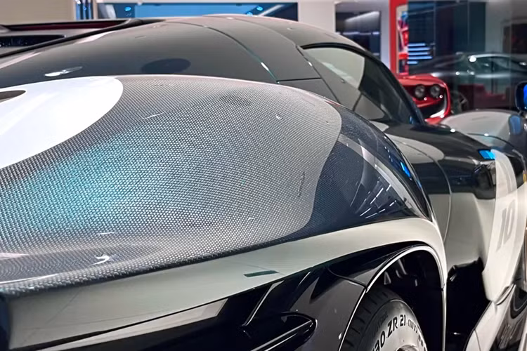 Dù vậy, chiếc Ferrari Daytona SP3 1 of 1 này vẫn không có gì khác ở hệ truyền động so với 598 xe còn lại, siêu ngựa được trang bị khối động cơ V12, dung tích 6.5 lít, hút khí tự nhiên, bơm ra công suất tối đa 829 mã lực và mô-men xoắn cực đại 697 Nm.