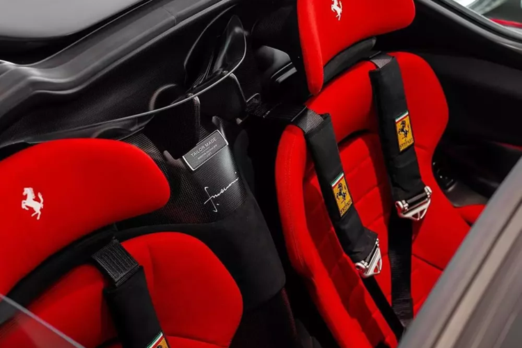 Việc còn lại chỉ là chờ họ chuyển khoản, rất hiếm ai nói không bởi vì, Ferrari rất đặc biệt, sau đó, các thượng đế phải ký cam kết ràng buộc kiểu không bán lại xe khi sở hữu chưa đủ 18 tháng v.v... Những thứ này, làm các sản phẩm của Ferrari trở nên khác biệt.