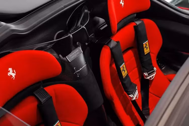 Việc còn lại chỉ là chờ họ chuyển khoản, rất hiếm ai nói không bởi vì, Ferrari rất đặc biệt, sau đó, các thượng đế phải ký cam kết ràng buộc kiểu không bán lại xe khi sở hữu chưa đủ 18 tháng v.v... Những thứ này, làm các sản phẩm của Ferrari trở nên khác biệt.