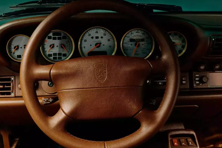 Những điểm nhấn màu vàng này mang đến cho chiếc xe cảm giác sang trọng giản dị, mang đến cho nó nét riêng biệt mà không phô trương. Ngoại thất của xe đẹp tuyệt vời, nhưng nội thất có lẽ còn ngoạn mục hơn. Da màu nâu sẫm hiện được sử dụng trên nhiều bề mặt nội thất và được bổ sung thêm điểm nhấn bằng len cừu và ghế cứng.