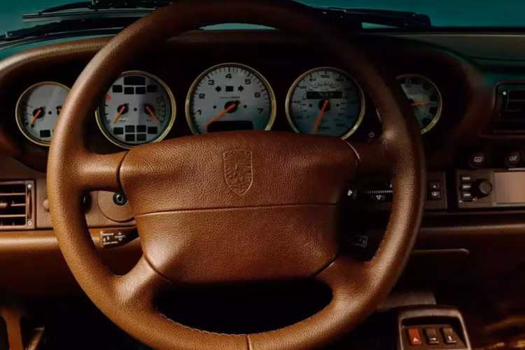 Những điểm nhấn màu vàng này mang đến cho chiếc xe cảm giác sang trọng giản dị, mang đến cho nó nét riêng biệt mà không phô trương. Ngoại thất của xe đẹp tuyệt vời, nhưng nội thất có lẽ còn ngoạn mục hơn. Da màu nâu sẫm hiện được sử dụng trên nhiều bề mặt nội thất và được bổ sung thêm điểm nhấn bằng len cừu và ghế cứng.