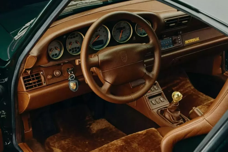 Màu sơn là Mulberry Green đặc biệt bắt mắt và có lẽ sẽ không đẹp trên một chiếc 911 mới, nhưng nó rất hợp với 993. Bánh xe 18 inch cùng màu cũng đã được bổ sung. Để hoàn thiện ngoại thất, Porsche đã thêm các chi tiết vàng bao gồm đề can cửa, vành bánh xe và kẹp phanh.