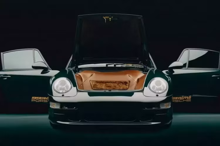 Sáng tạo riêng này đánh dấu sự hợp tác thứ năm giữa Porsche và Aime Leon Dore, như một phần của dự án đang diễn ra nhằm thổi luồng sinh khí mới vào những mẫu xe Porsche 930 Turbo cổ điển với một chút phong cách thời trang.