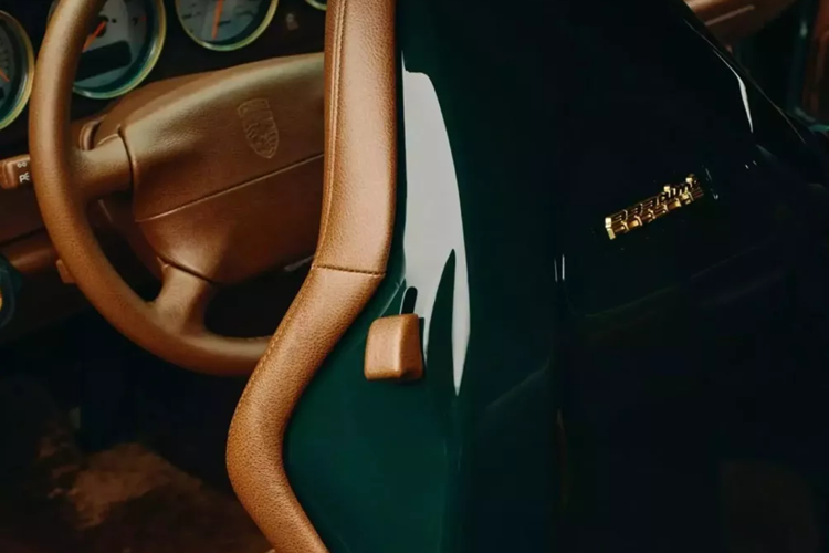 Thêm thảm trải sàn và thảm trải sàn màu nâu sẫm, tựa lưng ghế sơn màu Mulberry Green, logo Aime Leon Dore và Porsche trên vô lăng và tựa đầu, và không gian trông giống như một nơi khá đặc biệt để dành thời gian ngắm nó.