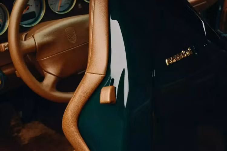 Thêm thảm trải sàn và thảm trải sàn màu nâu sẫm, tựa lưng ghế sơn màu Mulberry Green, logo Aime Leon Dore và Porsche trên vô lăng và tựa đầu, và không gian trông giống như một nơi khá đặc biệt để dành thời gian ngắm nó.