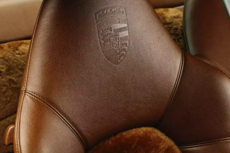 Để trùng với sự kiện ra mắt chiếc 993 Turbo đặc biệt này, Aime Leon Dore sẽ tung ra bộ sưu tập với nhiều loại trang phục, bao gồm cả áo khoác da. Bộ sưu tập có sẵn từ ngày 22/11/2024 tại các cửa hàng và trên trang web của hãng.