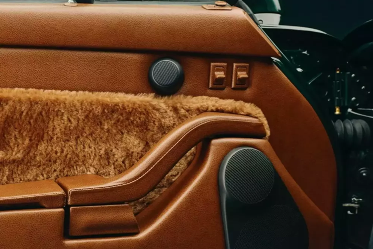 Điểm nhấn của cabin là núm cần số bằng đồng thau và dòng chữ trên bệ cửa có nội dung 'một đội đến từ Queens với giấc mơ Mỹ'.