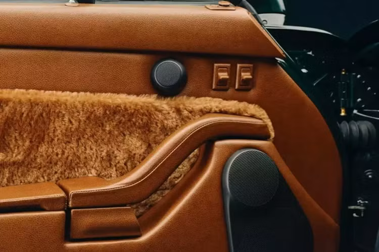 Điểm nhấn của cabin là núm cần số bằng đồng thau và dòng chữ trên bệ cửa có nội dung 'một đội đến từ Queens với giấc mơ Mỹ'.