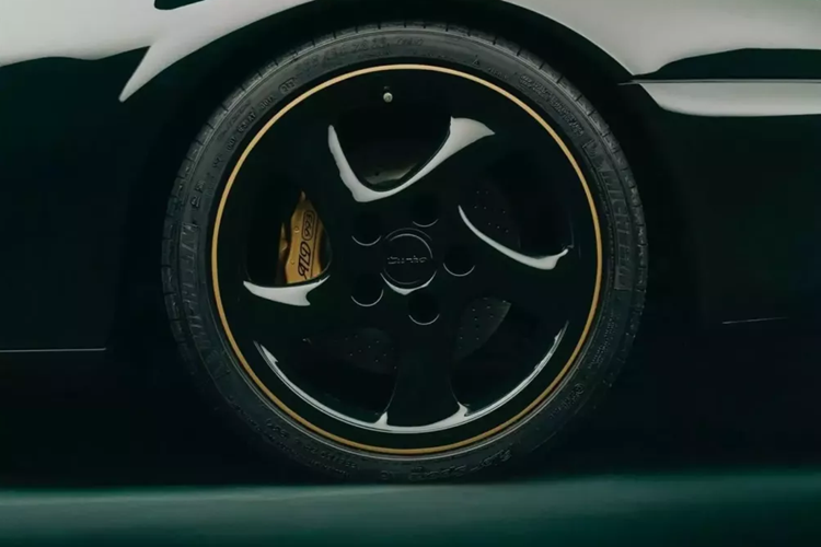 Trong quá trình chế tạo chiếc Porsche 993 Turbo đặc biệt này, Porsche đã sử dụng một số yếu tố từ Turbo S, bao gồm cả cánh gió sau lớn hơn. Bộ chia gió trước từ Turbo S cũng có mặt, cũng như hệ thống ống xả hiệu quả hơn.