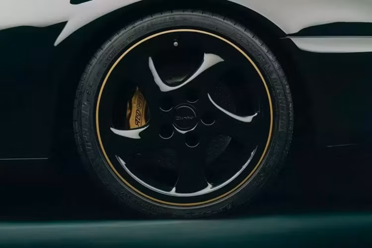 Trong quá trình chế tạo chiếc Porsche 993 Turbo đặc biệt này, Porsche đã sử dụng một số yếu tố từ Turbo S, bao gồm cả cánh gió sau lớn hơn. Bộ chia gió trước từ Turbo S cũng có mặt, cũng như hệ thống ống xả hiệu quả hơn.