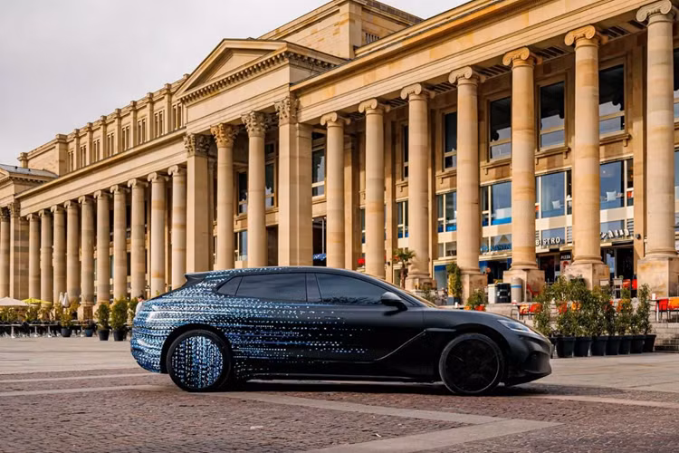 Theo Car News China, mẫu xe này nhiều khả năng sẽ được trang bị hệ thống hybrid sạc điện. Ông Zhao Changjiang -CEO của Denza cho biết Z9 GT có khả năng hoàn thành bài chạy thử đường zig zag ở tốc độ lên tới 90 km/h. Vị lãnh đạo này cũng khẳng định rằng Z9 vượt cả Panamera và S-Class về trang bị nội thất, sự thoải mái và khả năng tăng tốc.