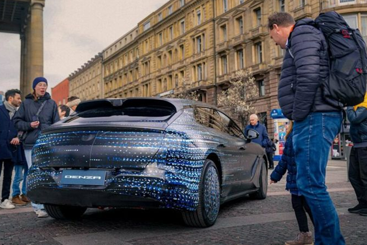 Không chỉ vậy, Denza Z9 GT cũng có kích thước tương đương với Panamera. Thông số của mẫu SUV mang thương hiệu Đức bao gồm chiều dài x rộng x cao tương ứng 5.049 x 1.937 x 1.427 mm và trục cơ sở 2.950 mm. Hiện chưa có thông tin về động cơ của Denza Z9 GT.