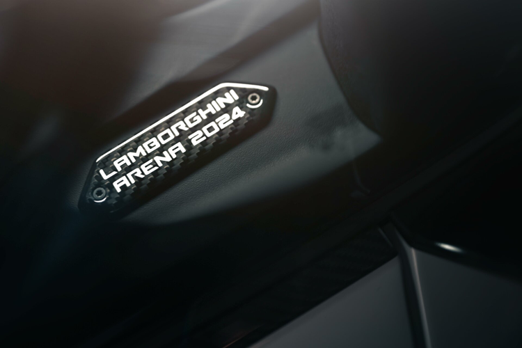 Màu sắc xanh Verde Scandal cũng được sử dụng để thêu logo Lamborghini trên tựa đầu. Ngoài ra xe còn được thêu sơ đồ mô phỏng trường đua Imola Circuit trên vách ngăn cùng với logo Ad Personam trên các tấm carbon trên bảng điều khiển.