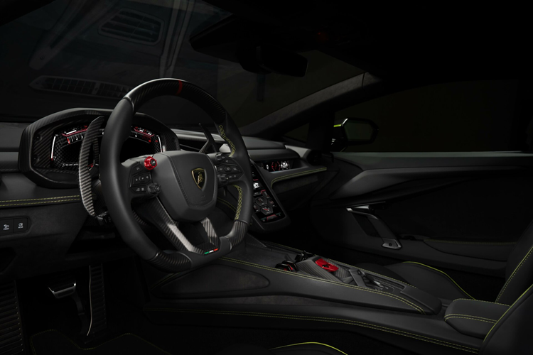 Ngoài biểu tượng Lamborghini Arena 2024, chiếc Lamborghini Revuelto độc nhất thế giới này còn có các chi tiết sợi carbon tương phản, ngoại thất được sơn màu Xám Grigio Hati với các chi tiết sọc đua màu xanh lá cây Verde Scandal. Nóc xe được sơn màu đen Nero Noctis tạo vẻ dữ dằn.