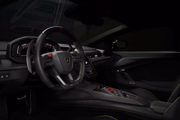 Ngoài biểu tượng Lamborghini Arena 2024, chiếc Lamborghini Revuelto độc nhất thế giới này còn có các chi tiết sợi carbon tương phản, ngoại thất được sơn màu Xám Grigio Hati với các chi tiết sọc đua màu xanh lá cây Verde Scandal. Nóc xe được sơn màu đen Nero Noctis tạo vẻ dữ dằn.