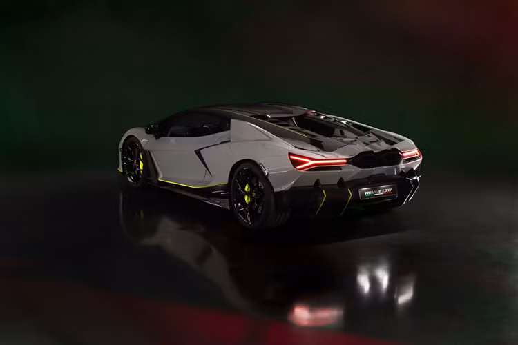 Hiện tại, để đặt mua một chiếc Revuelto không phải một điều dễ dàng khi Lamborghini trước đây đã tiết lộ các đơn đặt hàng chiếc xe này đã kín ít nhất cho đến năm 2026, từ đây chứng tỏ mức độ phổ biến của hãng đối với những người đam mê thương hiệu siêu xe Ý.