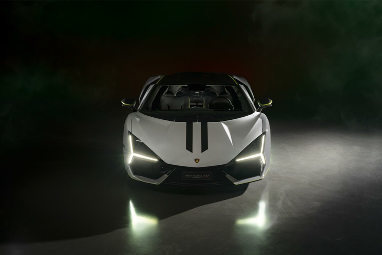 Lamborghini Ad Personam chính là đơn vị được “phân công” chế tạo độc bản Revuelto trong studio mới được cải tạo tại trụ sở của hãng, cho phép khách hàng tùy chỉnh những chiếc xe thể thao Raging Bull của họ đến từng chi tiết nhỏ nhất.