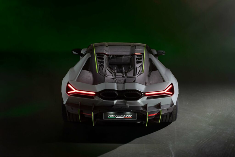 Ngoài ra, động Hybrid của Lamborghini Revuelto có dung lượng pin 3,8 kWh, cho phép siêu xe chạy thuần điện có công suất 178 mã lực. Để sạc lại pin sẽ mất 6 phút với động cơ V12 hoặc 30 phút bằng nguồn điện bên ngoài.