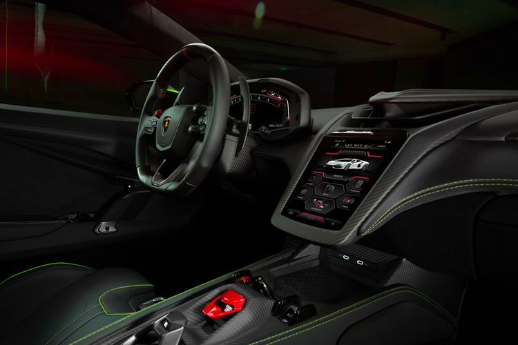 Chiếc xe cũng sở hữu bộ mâm hợp kim Altanero màu đen bóng có kích thước 21 inch ở phía trước và 22 inch ở phía sau. Về nội thất, chiếc siêu xe Ý được nâng cấp bộ ghế thể thao bọc Alcantara màu đen Nero Ade với đường khâu và đường viền ghế màu xanh Verde Scandal.