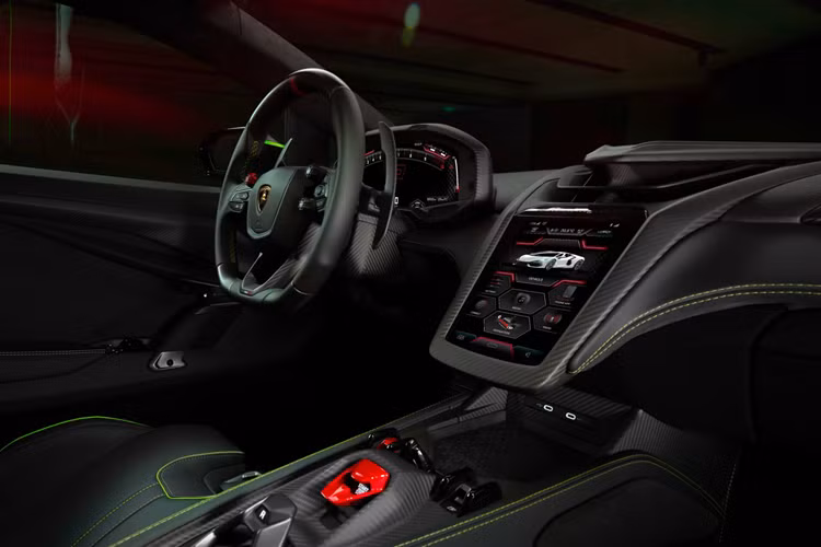 Chiếc xe cũng sở hữu bộ mâm hợp kim Altanero màu đen bóng có kích thước 21 inch ở phía trước và 22 inch ở phía sau. Về nội thất, chiếc siêu xe Ý được nâng cấp bộ ghế thể thao bọc Alcantara màu đen Nero Ade với đường khâu và đường viền ghế màu xanh Verde Scandal.