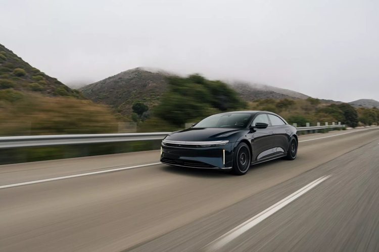 Chiếc xe bọc thép này được phát triển trên nền tảng của dòng Lucid Air Sapphire chạy điện và được thiết kế vừa an toàn vừa sang trọng. Chiếc xe sở hữu hệ dẫn động bốn bánh và 3 động cơ sản sinh công suất 1.234 mã lực (920 kW / 1.251 PS).