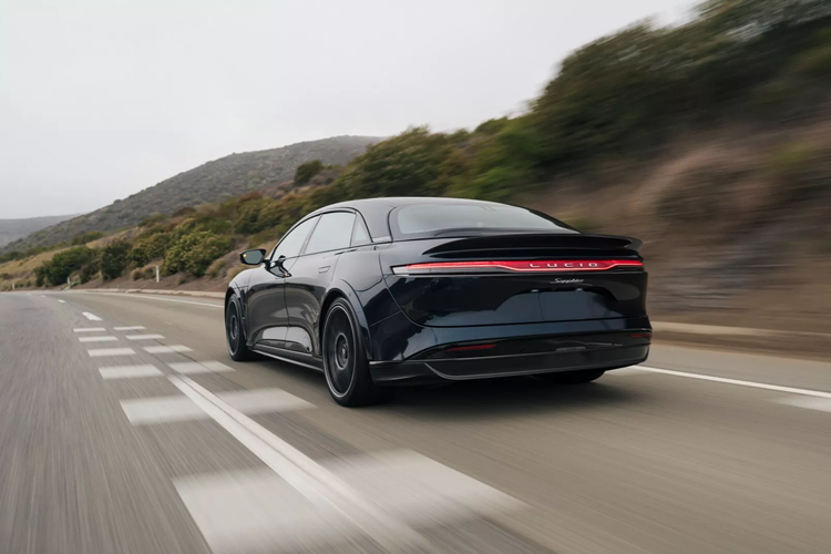 Những tiện ích cộng thêm này khiến giá xe Lucid Air Sapphire bọc thép khởi điểm là 475.000 USD, gần gấp đôi so với Air Sapphire nguyên bản.