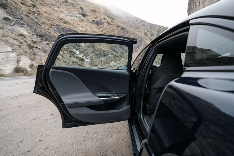 Nhờ vậy, dù đã được "bọc thép", chiếc Lucid Air Sapphire vẫn có thể đạt tốc độ tối đa 322 km/giờ. Bên cạnh lớp giáp, chiếc xe còn được trang bị "gói bảo mật internet/WiFi không thể xuyên thủng" hứa hẹn sẽ bảo vệ dữ liệu khỏi các nỗ lực tấn công.