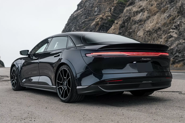 Tuy nhiên, khách hàng vẫn có thể thêm lớp giáp chắc chắn hơn để bảo vệ chống lại lựu đạn, thiết bị nổ và súng trường công suất lớn. Khách hàng cũng có thể mua những sản phẩm khác như tay nắm cửa điện, bình xịt hơi cay và hộp đựng súng giấu kín – cùng nhiều thứ khác.