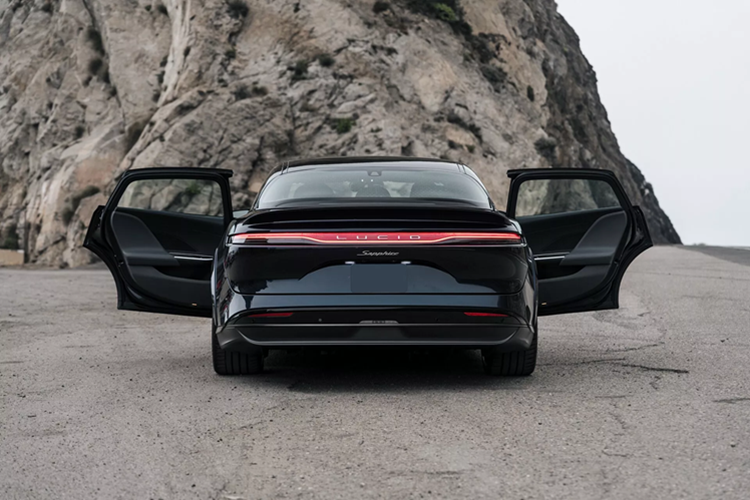 Công ty cũng cho biết mẫu xe này có "công nghệ tiên tiến liên tục quét các mối đe dọa gần đó trong quá trình vận chuyển, thu thập thông tin tình báo từ hơn một triệu nguồn, bao gồm cả máy quét của cảnh sát và lính cứu hỏa địa phương".