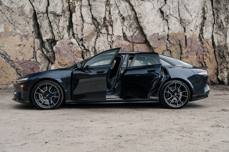 Chúng đi kèm với lớp giáp composite nhẹ "mạnh hơn thép đạn đạo (ballistic steel) 10 lần nhưng nhẹ hơn 5 lần" Lớp giáp này chỉ khiến xe nặng thêm 175 kg, tương đương với trọng lượng của 2 hành khách.