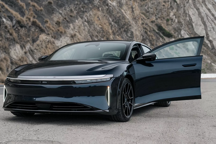 Điều này cho phép mẫu xe tiêu chuẩn tăng tốc từ 0-60 dặm/giờ (0-96 km/h) trong 1,89 giây, đạt tốc độ tối đa 205 dặm/giờ (330 km/h). Ngoài ra, vì là xe điện nên nó có phạm vi hoạt động theo EPA là 687 km. U.S. Armor Group bổ sung các cửa sổ có thể chịu được đạn từ .44 Magnum. 