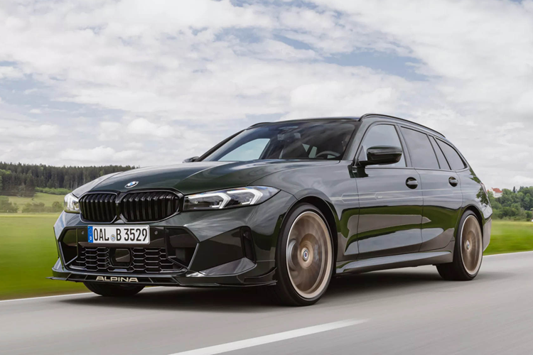 Đội ngũ Alpina đã tinh chỉnh lại để động cơ này đạt được công suất 529 mã lực (389 kW), tức là mạnh hơn 35 mã lực so với các mẫu Alpina B3 và B4 tiêu chuẩn trước đây.