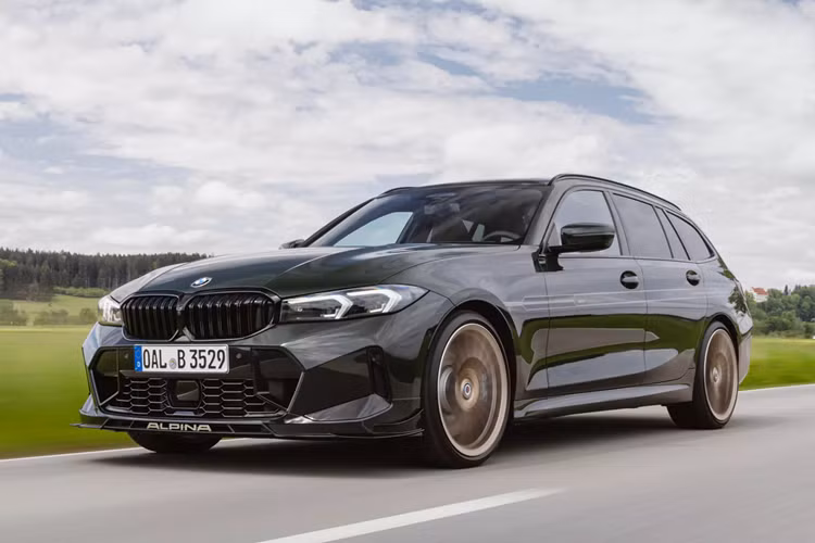 Đội ngũ Alpina đã tinh chỉnh lại để động cơ này đạt được công suất 529 mã lực (389 kW), tức là mạnh hơn 35 mã lực so với các mẫu Alpina B3 và B4 tiêu chuẩn trước đây.