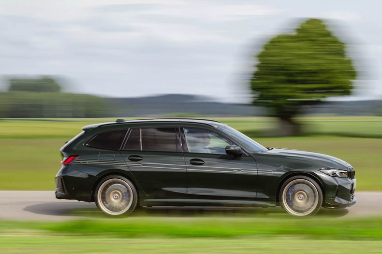 Những cải tiến về hệ thống khung gầm bao gồm thanh chống lật phía sau lớn hơn và giảm chấn được tinh chỉnh lại trên các mẫu B3, còn B4 nhận được bộ giảm chấn mới, hệ thống treo trước gia cố lại, trợ lực vô-lăng nhạy bén hơn và bộ vi sai chống trượt điều khiển điện tử tại cầu sau.