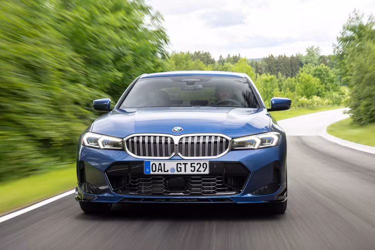 Nhờ sức mạnh được cải tiến của động cơ, giờ đây các xe Alpina mới đều có thể tăng tốc 0-100 km/h trong khoảng thời gian nhanh hơn 0,2 giây so với những biến thể BMW tương ứng.