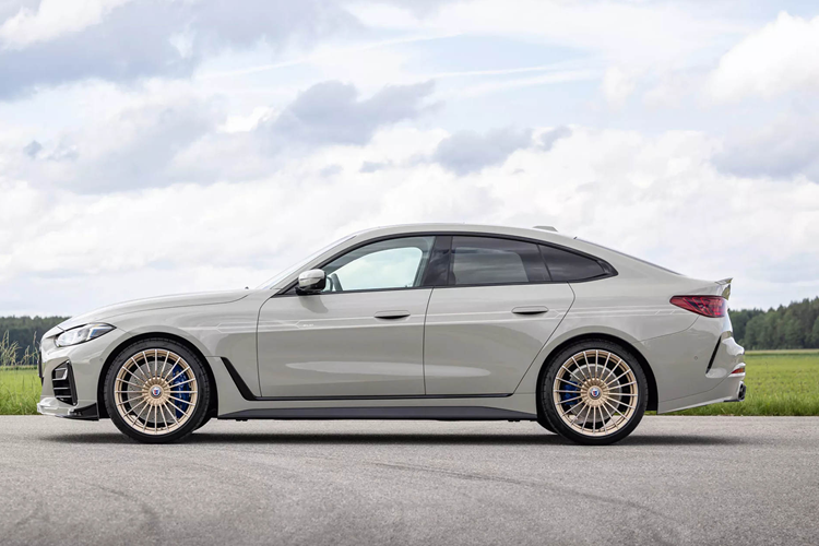 B4 GT thừa hưởng đèn pha nâng cấp của M4 LCI và đèn hậu 3D ấn tượng từng xuất hiện lần đầy trên M4 CSL. B3 GT thì được ưu ái với bộ mâm đúc 20 inch trước đây dành riêng cho B4.