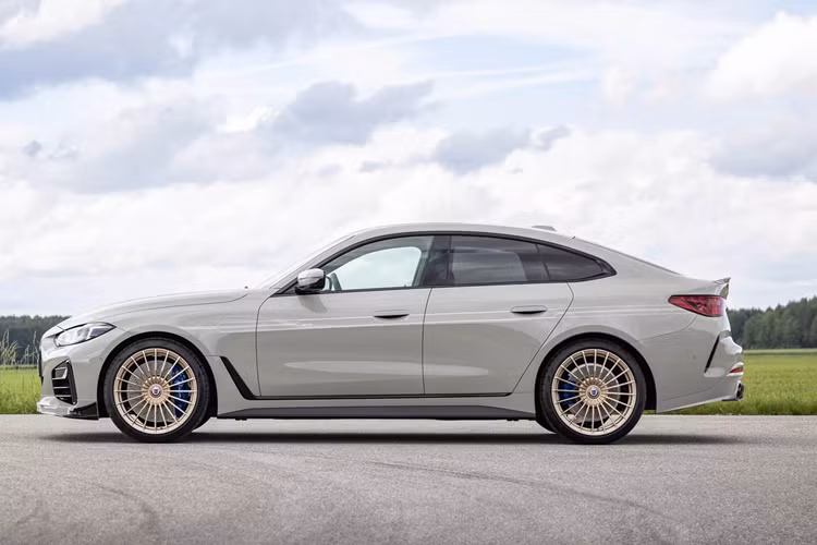 B4 GT thừa hưởng đèn pha nâng cấp của M4 LCI và đèn hậu 3D ấn tượng từng xuất hiện lần đầy trên M4 CSL. B3 GT thì được ưu ái với bộ mâm đúc 20 inch trước đây dành riêng cho B4.