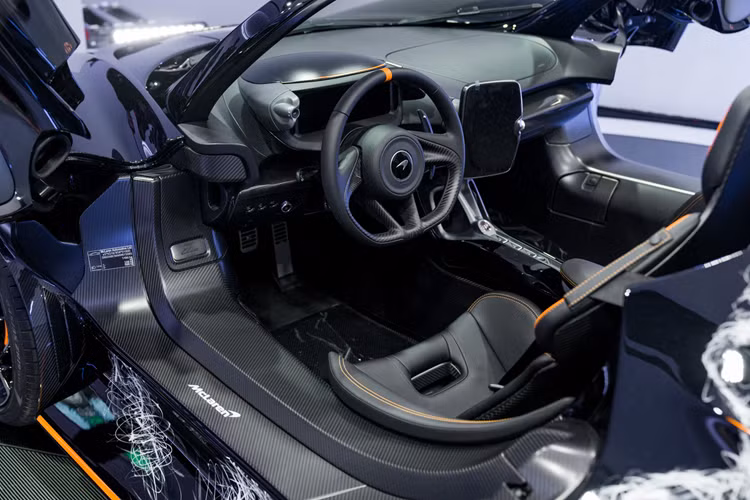 Bỏ ra 1 số tiền lớn đến như vậy nên việc McLaren Elva chậm ra biển số ngày nào, chủ xe cũng chẳng vui vẻ là bao nhiêu. Thế mới thấy, có tiền chơi siêu xe là 1 chuyện, cái đam mê đó có đáp ứng nhu cầu đơn giản của mình là dạo phố hay không lại còn tùy thuộc vào người khác, cụ thể ở đây là bên nhập xe về cho Minh Nhựa.