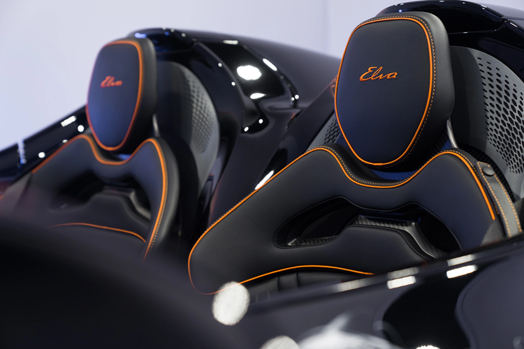 Nhưng yên tâm 1 phần là Minh Nhựa mua xe McLaren Elva chính hãng, nên trước khi chấp nhận đơn hàng của con trai đại gia Phạm Văn Mười, đơn vị phân phối chắc hẳn đã có những dự tính, và ra được biển số cho khách hàng, mới dám nhận số tiền lớn đến vậy.