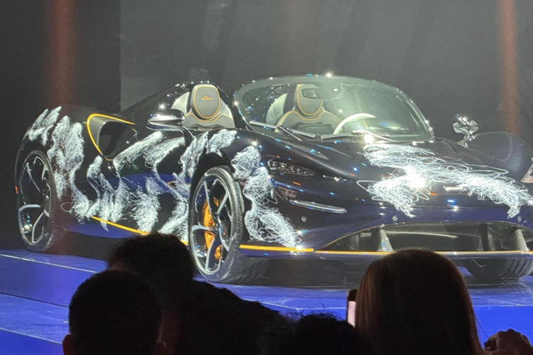 Về siêu phẩm McLaren Elva của Minh Nhựa, đại gia này tốn 1 số tiền không nhỏ để mang về nước, chính chủ tiết lộ cuộc chơi này khiến mình bỏ ra 8 triệu đô la, tương đương 190 tỷ đồng, cao hơn gần 50 tỷ đồng so với giá bán chính thức của McLaren Elva đã được Minh Nhựa tiết lộ vào 3 năm trước chỉ là 143 tỷ đồng, đã bao gồm thuế VAT.