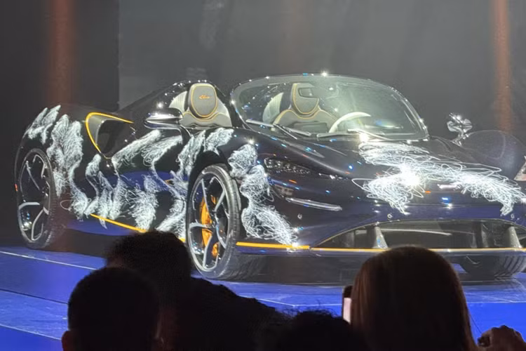 Về siêu phẩm McLaren Elva của Minh Nhựa, đại gia này tốn 1 số tiền không nhỏ để mang về nước, chính chủ tiết lộ cuộc chơi này khiến mình bỏ ra 8 triệu đô la, tương đương 190 tỷ đồng, cao hơn gần 50 tỷ đồng so với giá bán chính thức của McLaren Elva đã được Minh Nhựa tiết lộ vào 3 năm trước chỉ là 143 tỷ đồng, đã bao gồm thuế VAT.