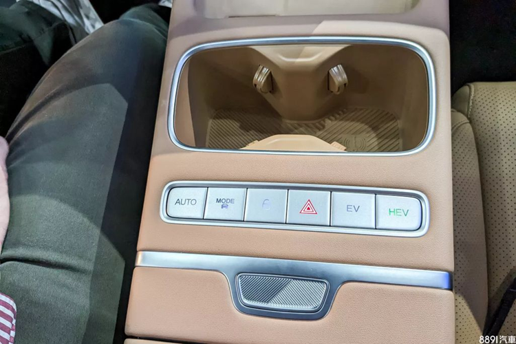 Xe được trang bị bộ mâm kích thước 19 inch hoàn thiện trong hai tông màu. Tuỳ thuộc vào từng phiên bản, mâm xe sẽ có thiết kế khác nhau. Đối với Jaecoo J7 PHEV trong bài, xe sẽ được trang bị mâm dạng đặc để giảm thiểu lực cản của gió, tối ưu tính khí động học nhằm gia tằng tầm vận hành của động cơ điện.