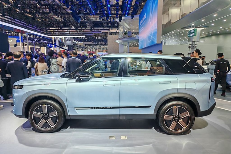 Nhà sản xuất đặc biệt chú trọng vào khả năng off-road của Jaecoo J7, theo số liệu chính thức, khoảng sáng gầm của xe là 200mm, khả năng lội nước là 600mm, góc tiếp cận 21 độ và góc thoát 29 độ.