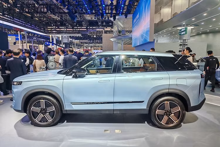 Nhà sản xuất đặc biệt chú trọng vào khả năng off-road của Jaecoo J7, theo số liệu chính thức, khoảng sáng gầm của xe là 200mm, khả năng lội nước là 600mm, góc tiếp cận 21 độ và góc thoát 29 độ.