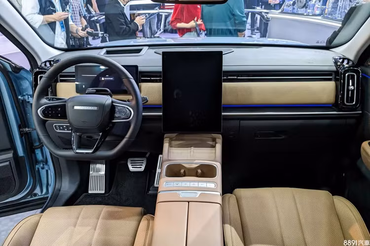 Xe có cụm đèn pha được chia làm hai tầng và có thiết kế hình hộp. Trong khi đó, đèn định vị ban ngày là một dải LED chạy dài, vắt ngang qua mặt ca lăng. Nhìn ngang hông xe, Jaecoo J7 có cột C được sơn đen tạo hiệu ứng thiết kế mái lửng, kết hợp với tay nắm cửa ẩn mang đến cái nhìn trẻ trung, hiện đại.